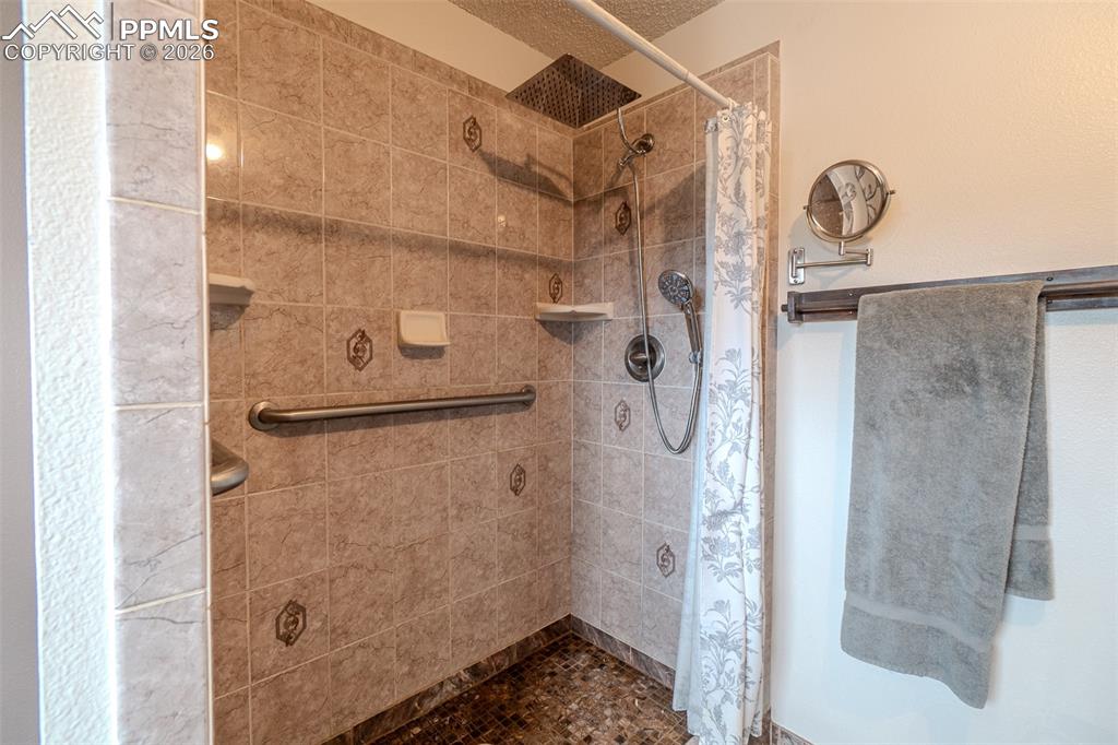 Image 29 of 49: Bathroom