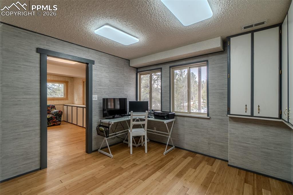 Image 39 of 49: Bedroom