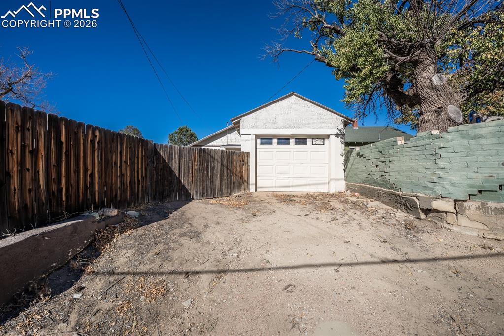 Image 19 of 19: Garage