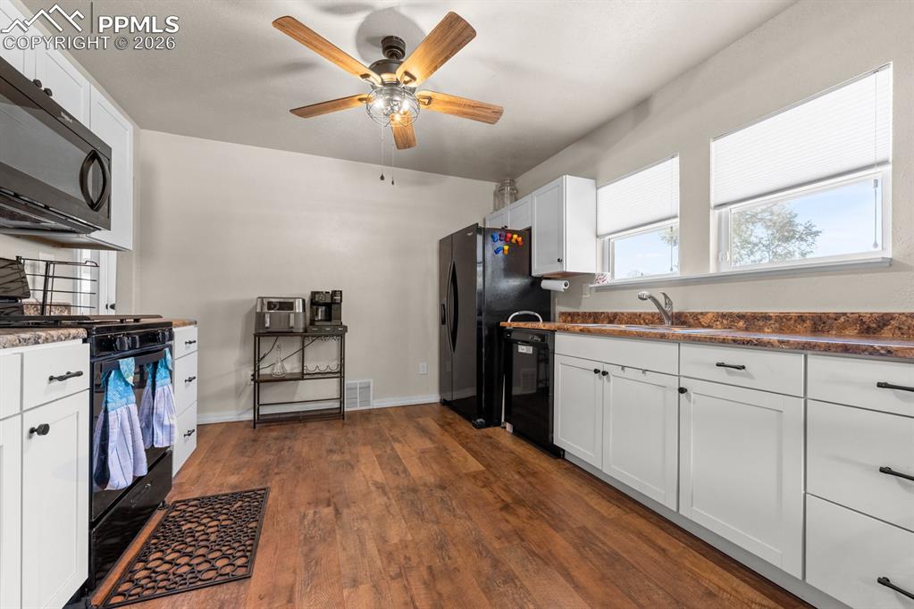 Image 8 of 19: Kitchen