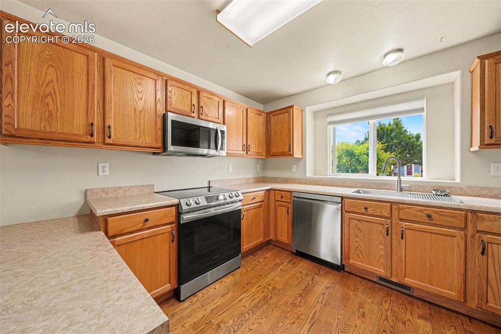 Image 10 of 21: Kitchen