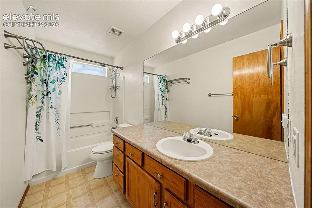 Image 14 of 21: Bathroom