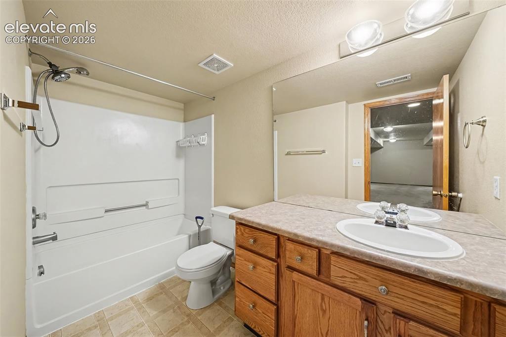Image 18 of 21: Bathroom