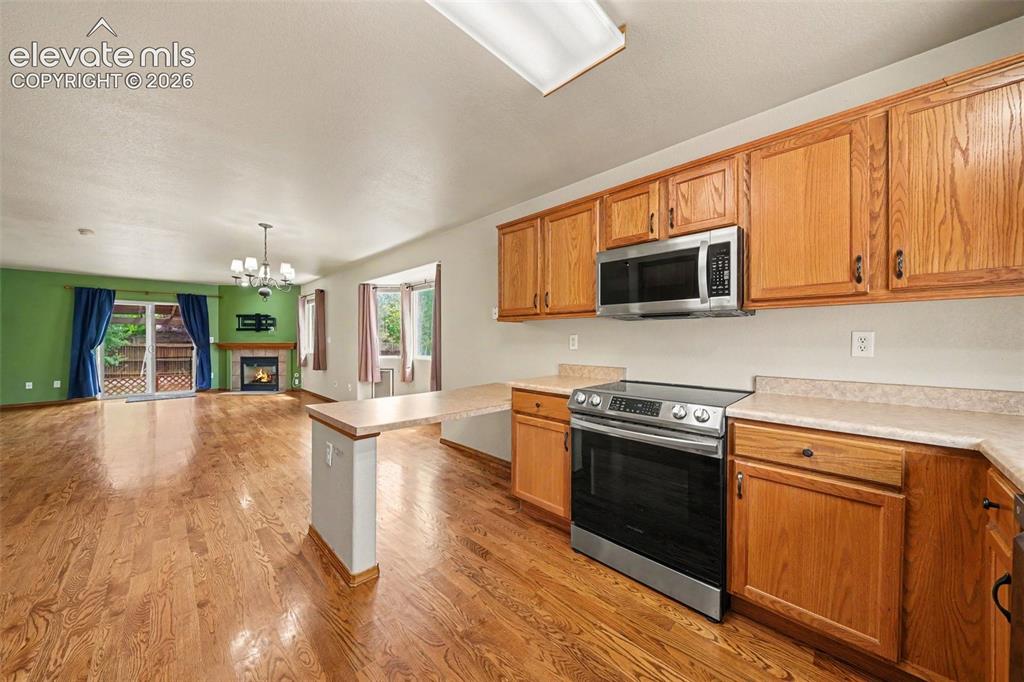 Image 9 of 21: Kitchen
