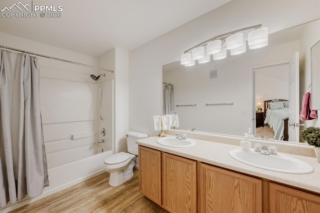 Image 22 of 29: Bathroom