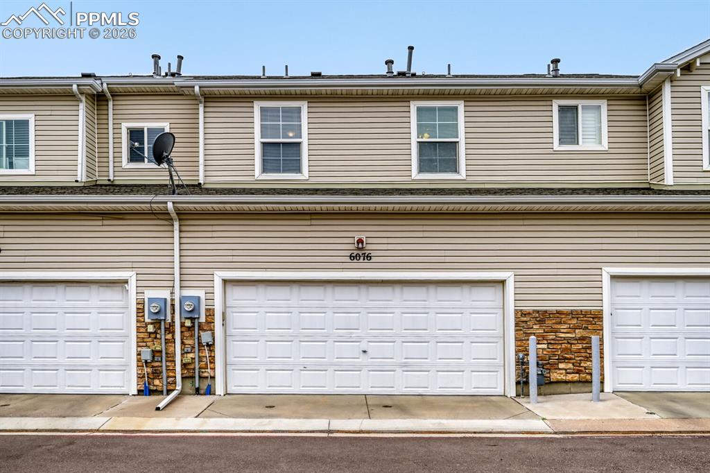 Image 27 of 29: Garage