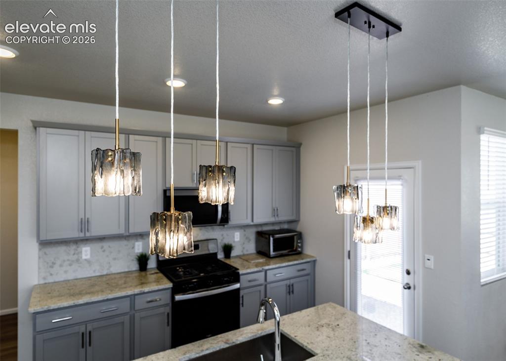 Image 14 of 40: Kitchen