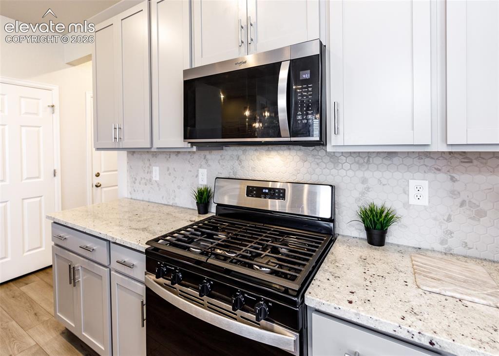 Image 15 of 40: Kitchen