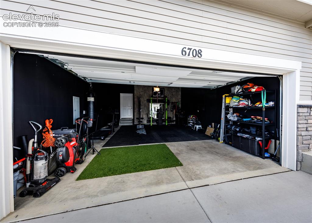 Image 33 of 40: Garage