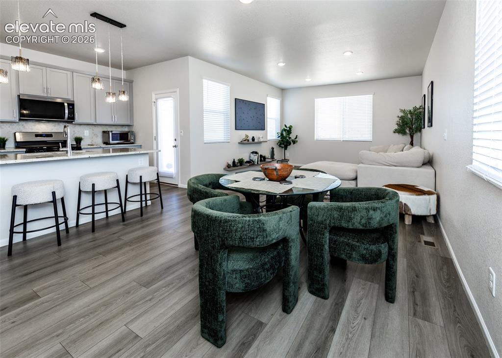 Image 7 of 40: Dining Area