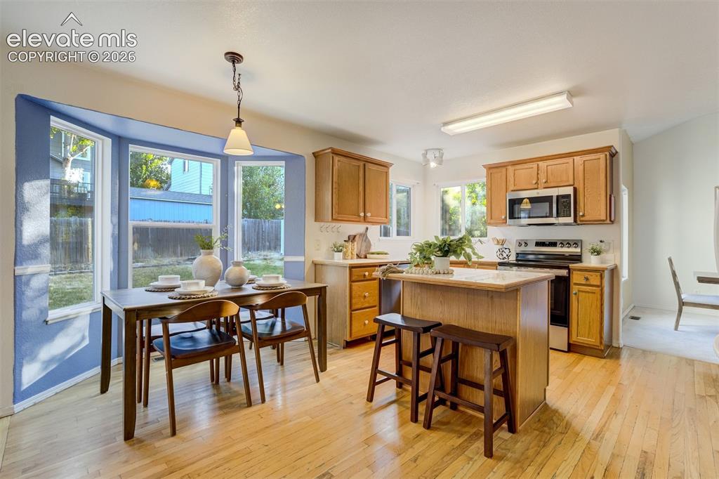 Image 14 of 50: Kitchen