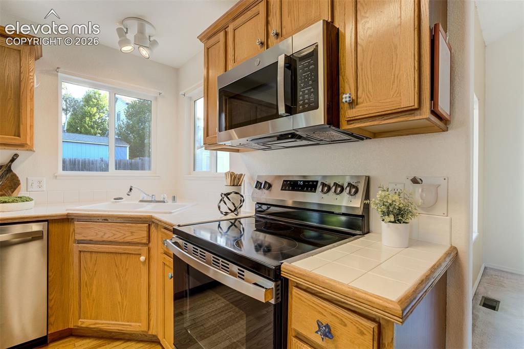 Image 15 of 50: Kitchen