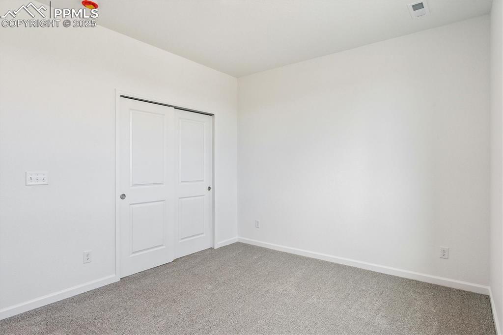 Image 18 of 21: Bedroom