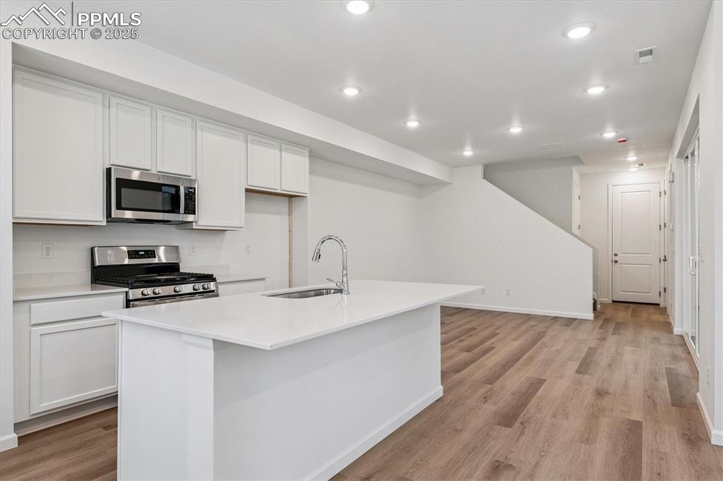 Image 4 of 21: Kitchen