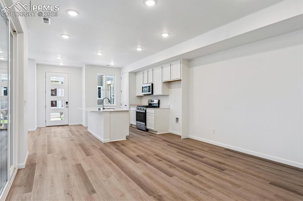 Image 9 of 21: Kitchen