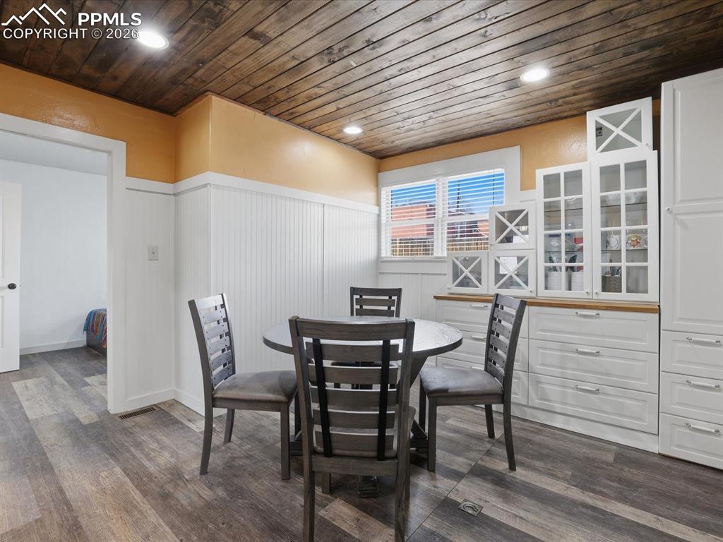 Image 12 of 36: Dining Area