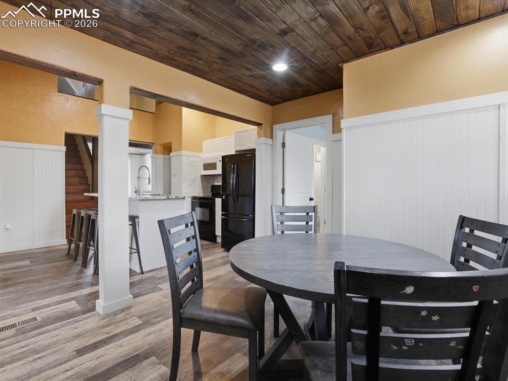 Image 13 of 36: Dining Area