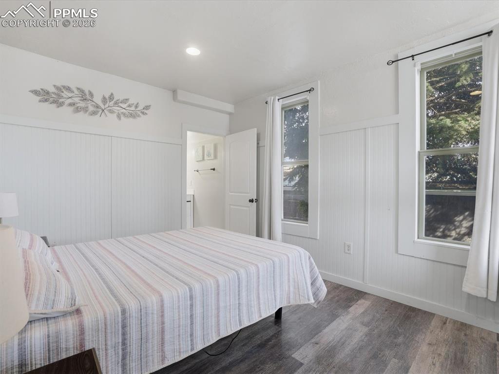 Image 14 of 36: Bedroom