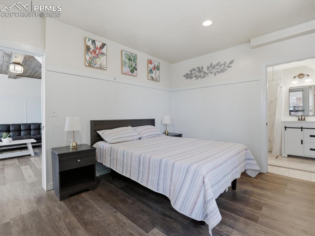 Image 15 of 36: Bedroom