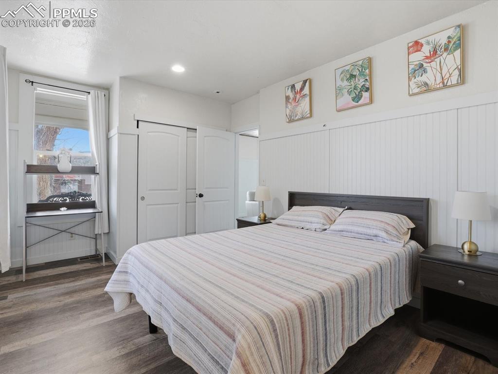 Image 16 of 36: Bedroom