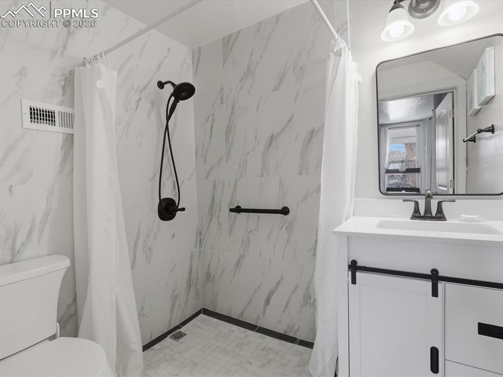 Image 17 of 36: Bathroom