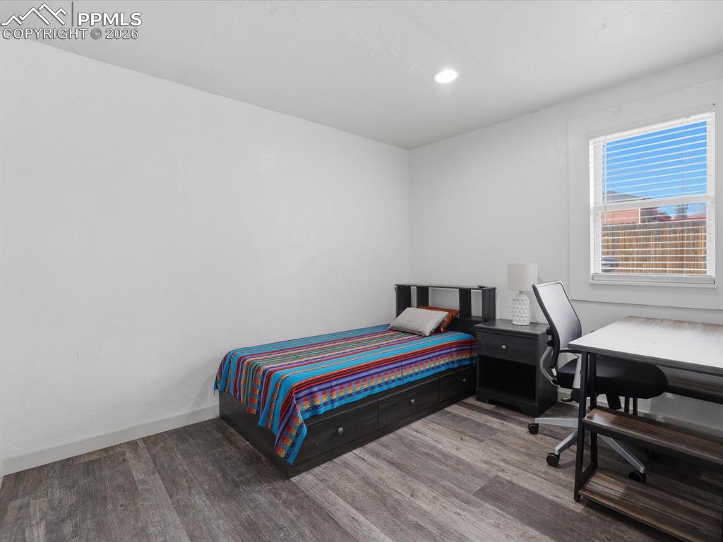 Image 18 of 36: Bedroom