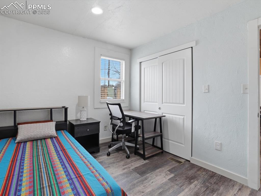 Image 19 of 36: Bedroom