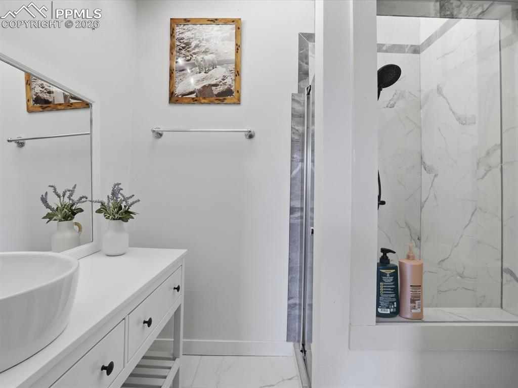 Image 21 of 36: Bathroom