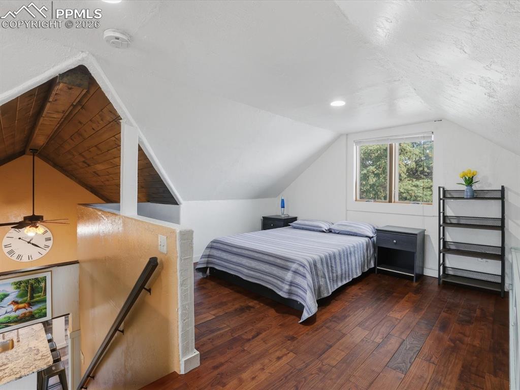 Image 23 of 36: Bedroom