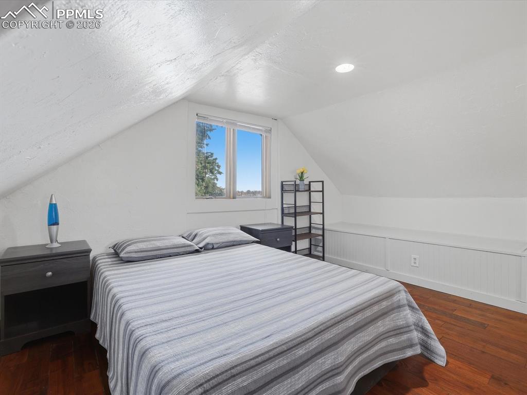 Image 24 of 36: Bedroom