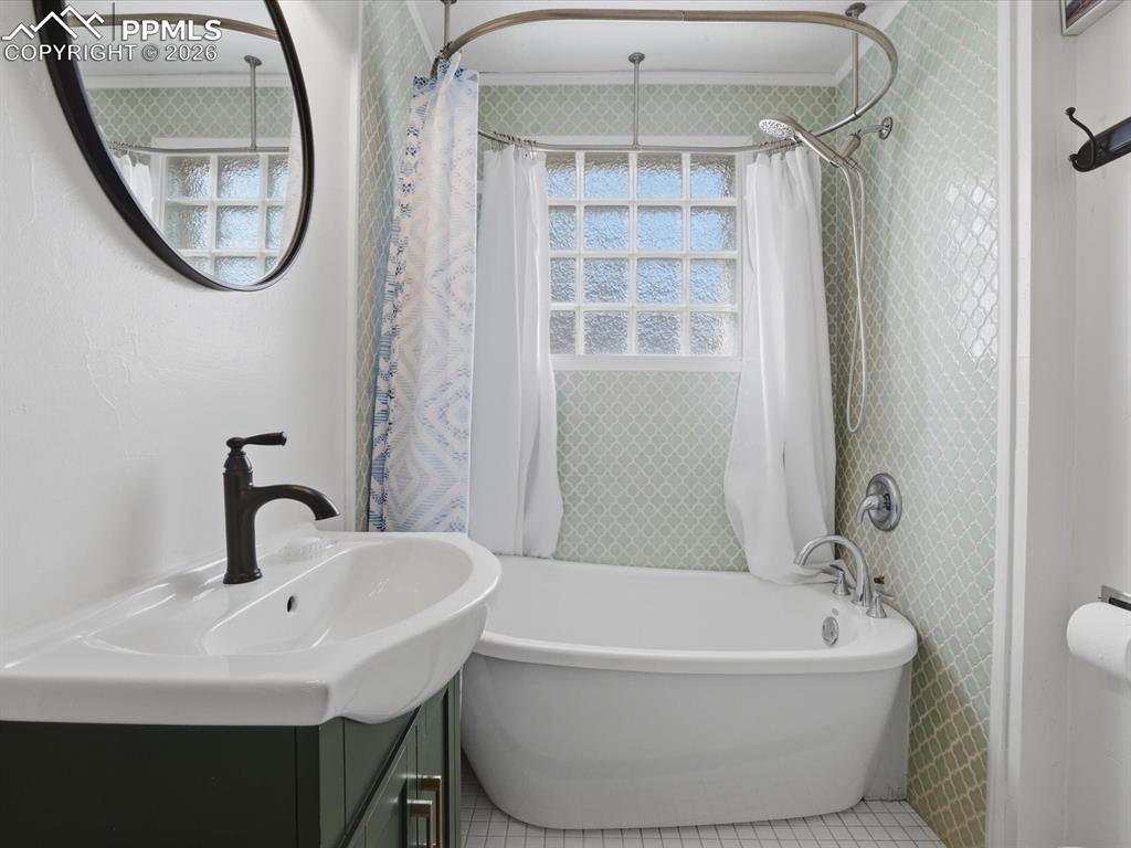 Image 27 of 36: Bathroom