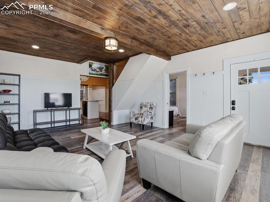 Image 3 of 36: Living Room