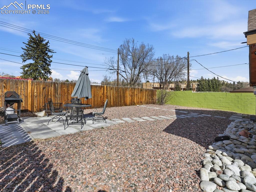 Image 31 of 36: Yard