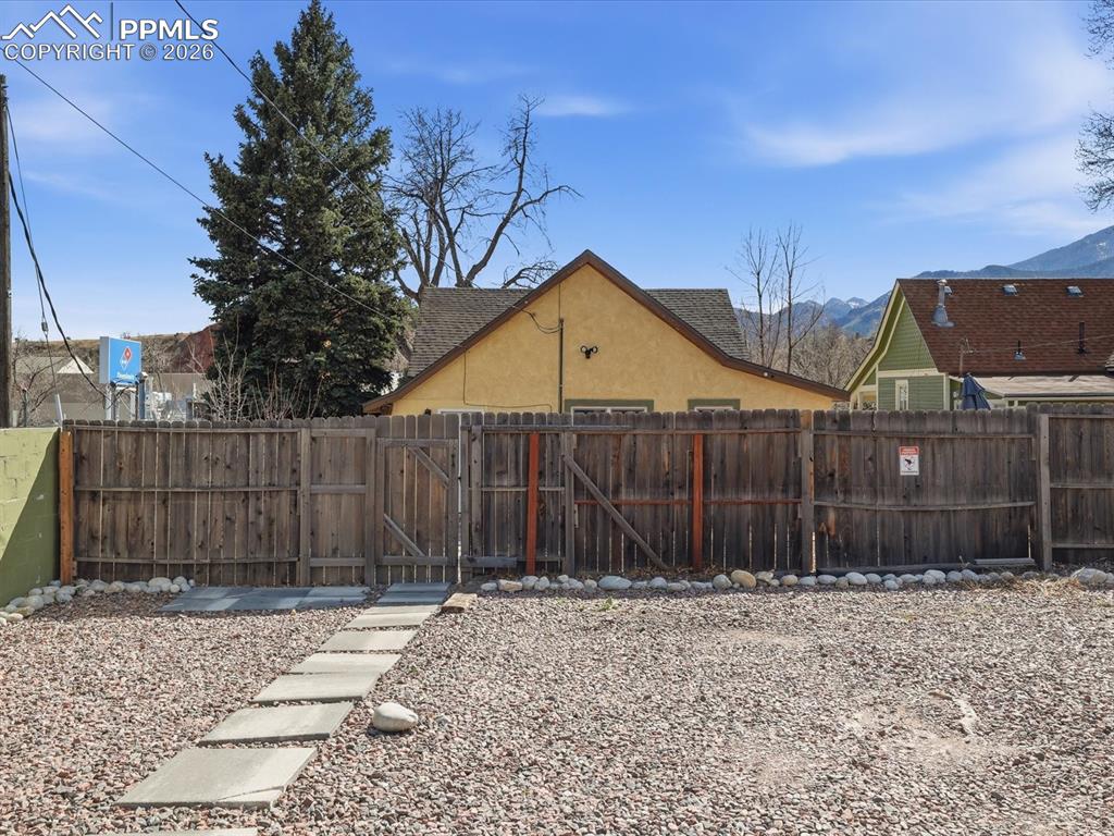 Image 33 of 36: Yard