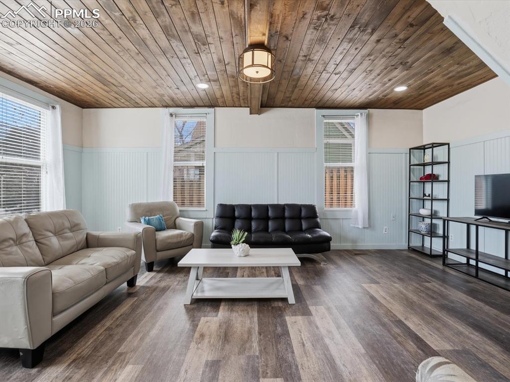 Image 5 of 36: Living Room