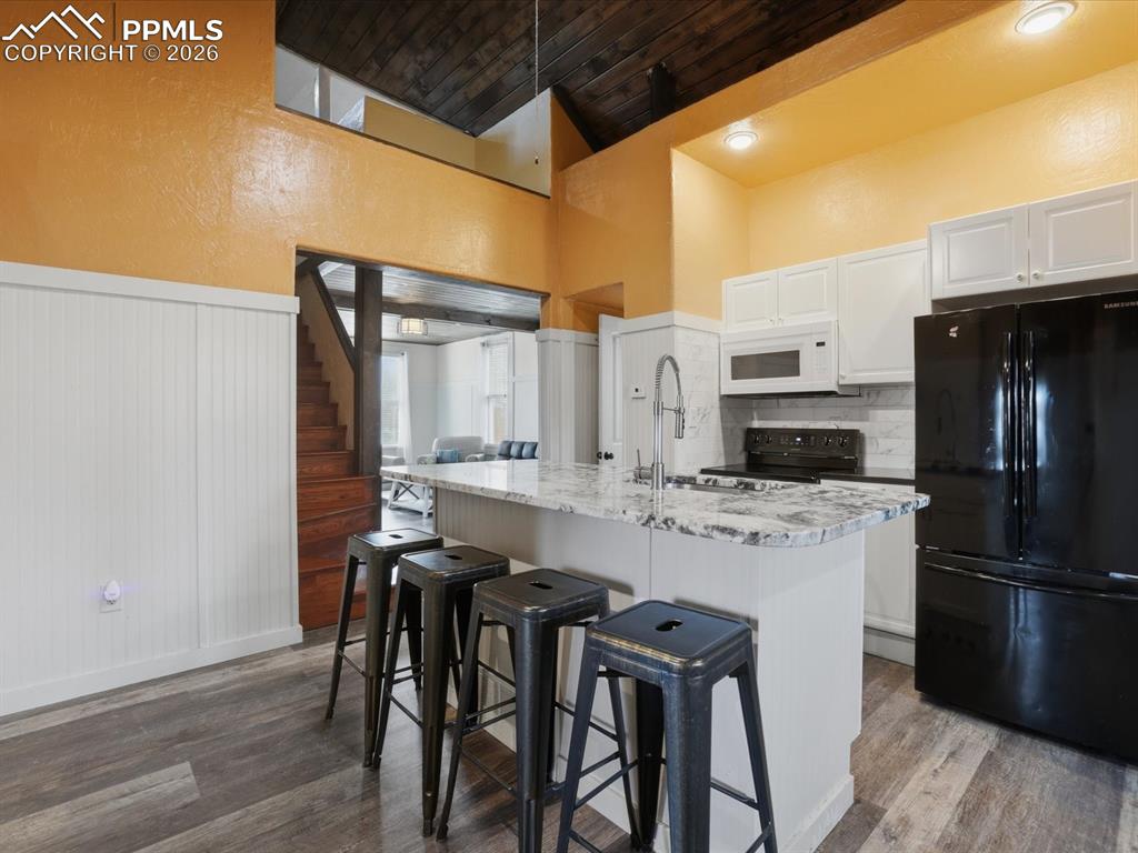 Image 9 of 36: Kitchen