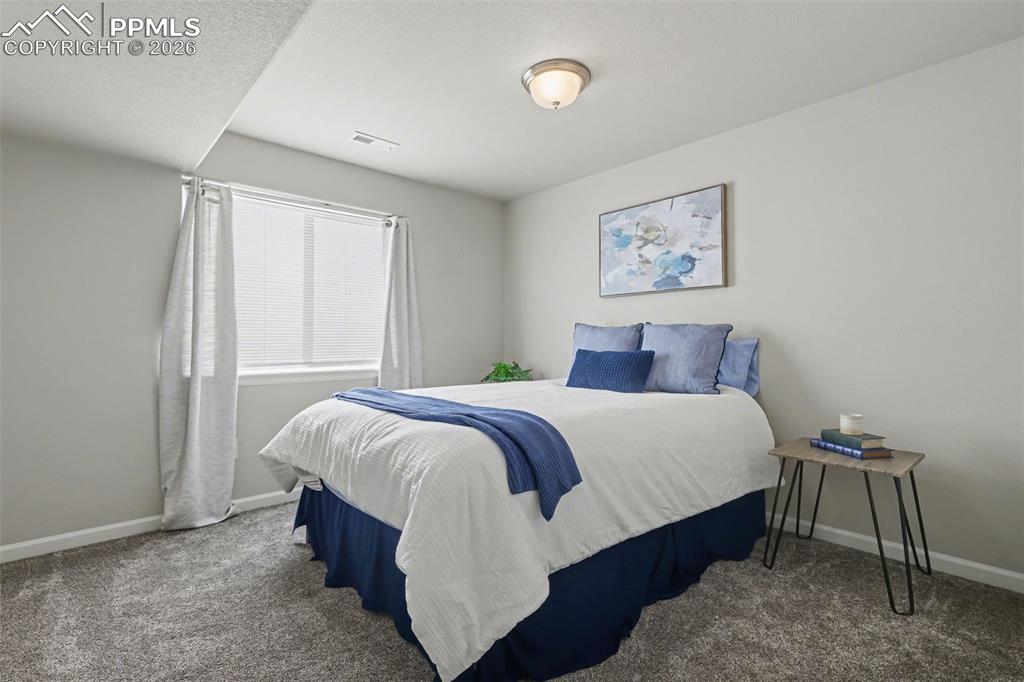 Image 16 of 23: Bedroom