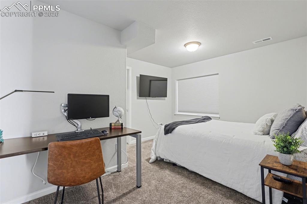 Image 17 of 23: Bedroom