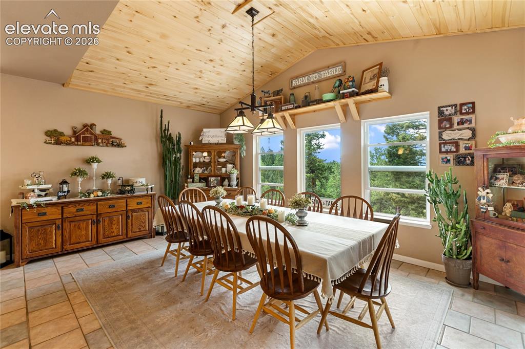 Image 14 of 42: Dining Area