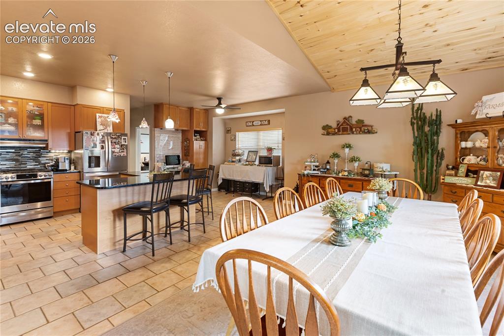 Image 17 of 42: Dining Area