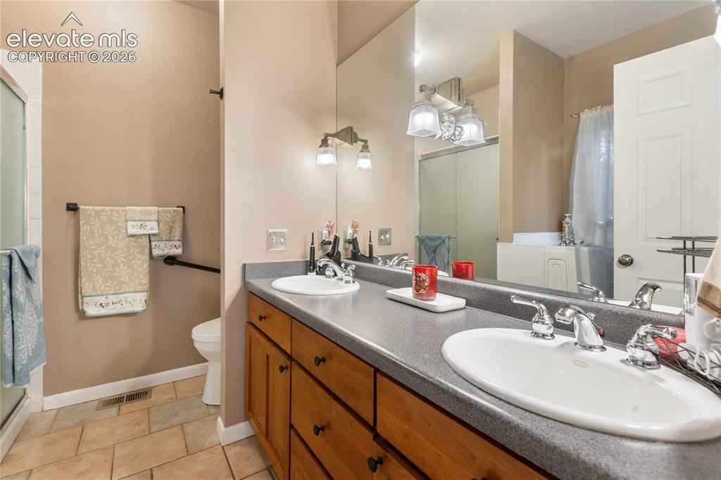 Image 23 of 42: Bathroom