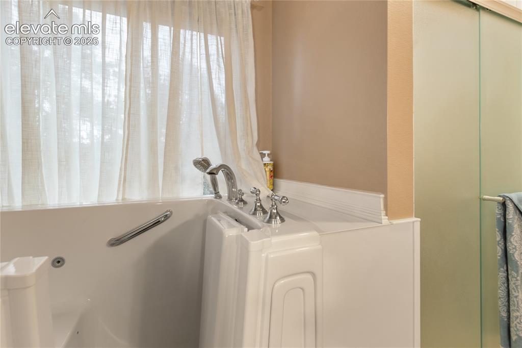 Image 25 of 42: Bathroom