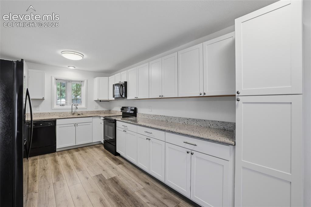Image 13 of 43: Kitchen