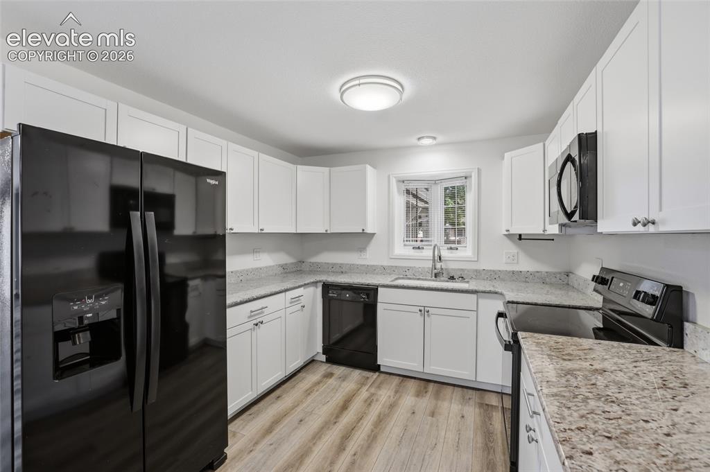 Image 14 of 43: Kitchen