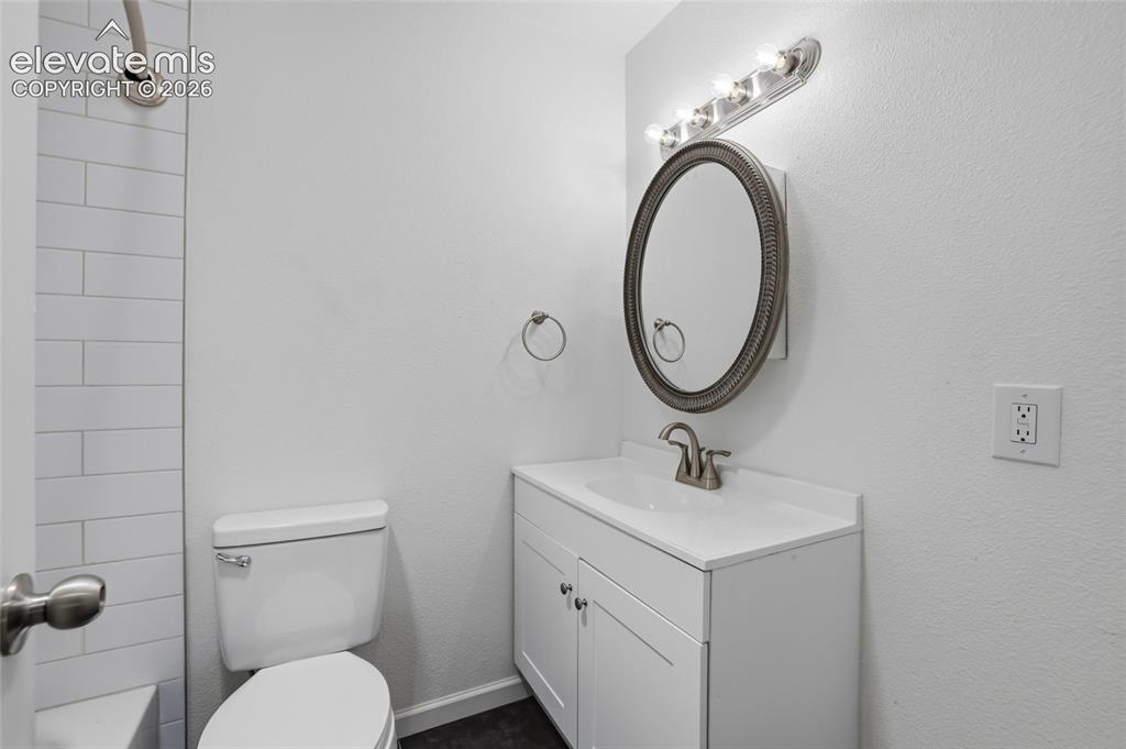 Image 30 of 43: Full bath off the hallway
