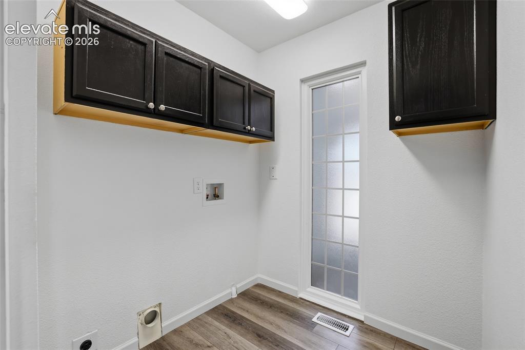 Image 31 of 43: Laundry room 