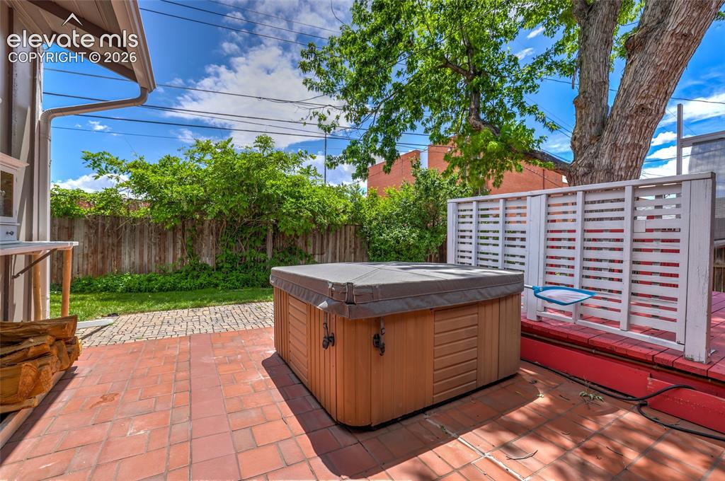 Image 39 of 43: Well maintained Hot Tub with brand new cover 