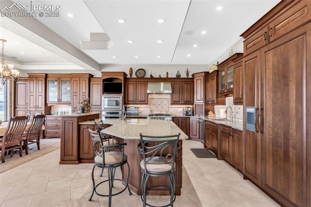 Image 10 of 50: Kitchen