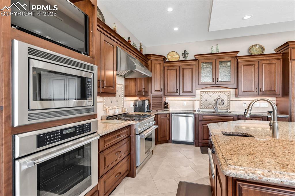 Image 12 of 50: Kitchen