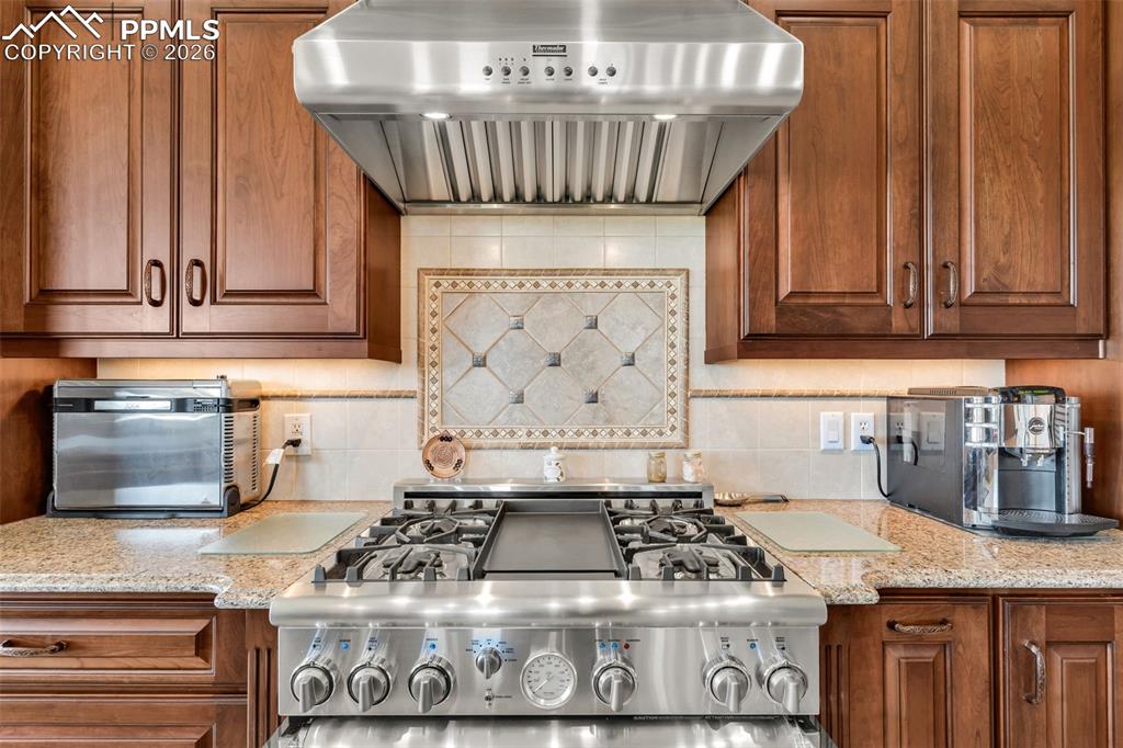 Image 14 of 50: Kitchen